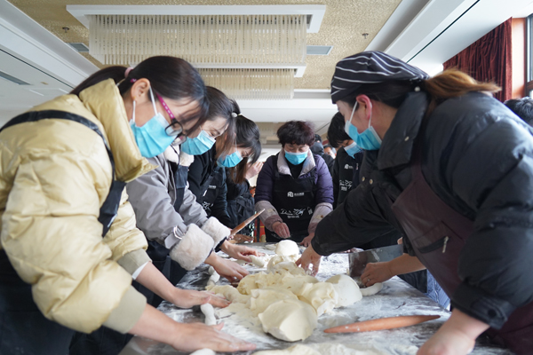 冬至包饺子 情暖寒冬日，宏达集团开展迎冬至包饺子活动