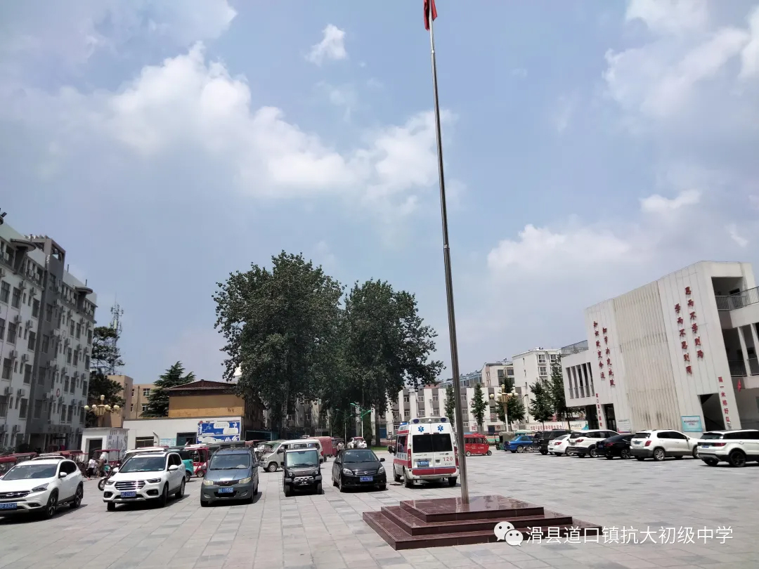 道口镇抗大初中心系受灾群众，为抗洪救灾保驾护航